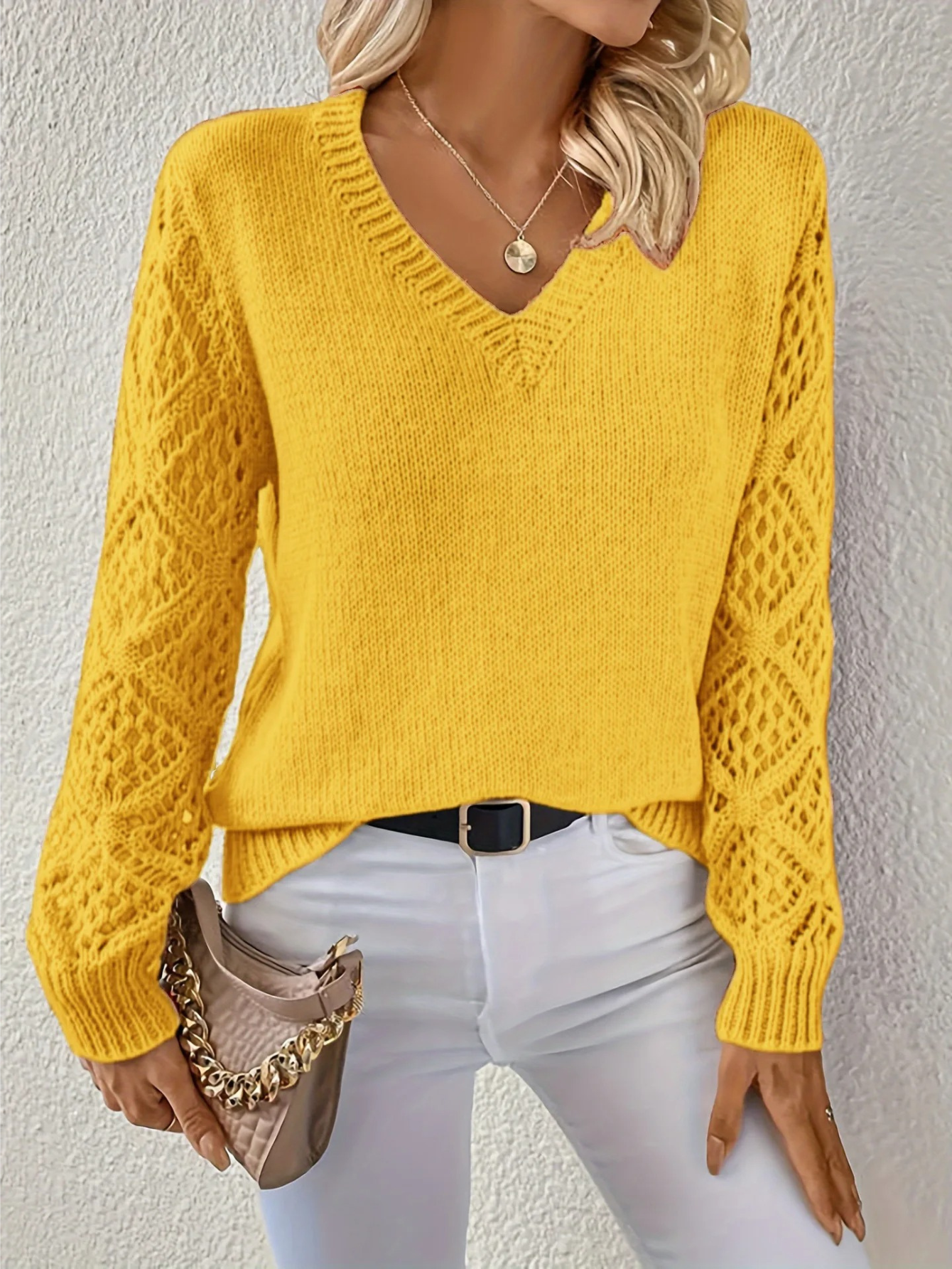 Danny Pull Woman – Light, Crocheted Sleeves and V-Neck for an Elegant Look