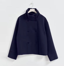 Sheena Cabon Court Woman – Warm and Modern Winter Jacket with High Collar & Minimalist Design