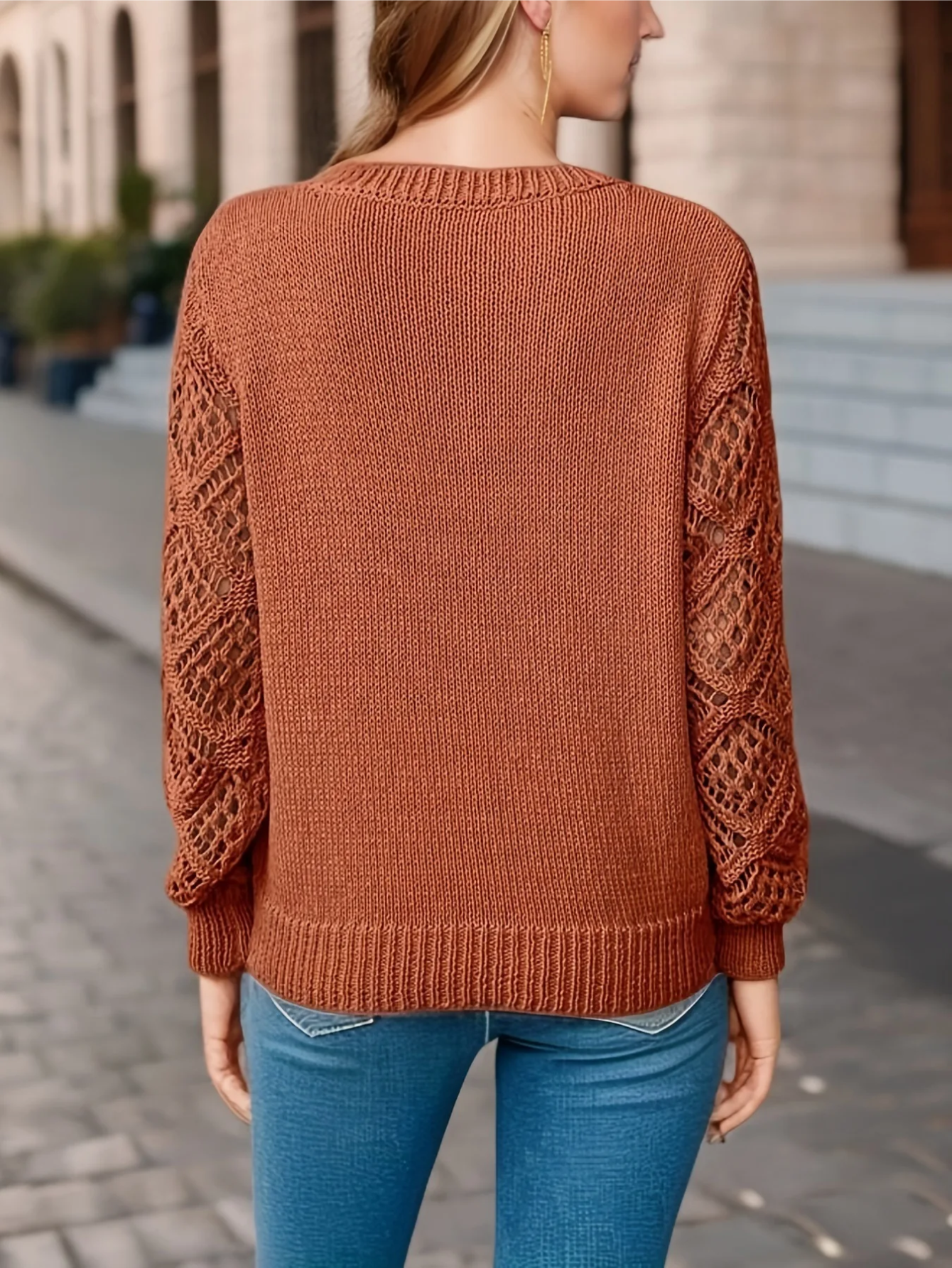 Danny Pull Woman – Light, Crocheted Sleeves and V-Neck for an Elegant Look