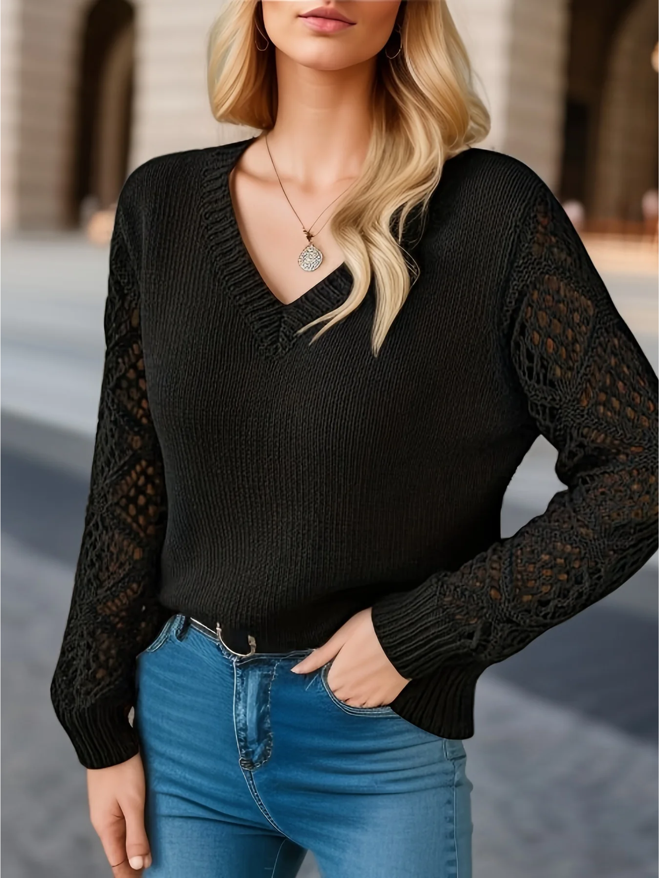 Danny Pull Woman – Light, Crocheted Sleeves and V-Neck for an Elegant Look