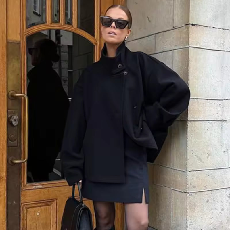 Sheena Cabon Court Woman – Warm and Modern Winter Jacket with High Collar & Minimalist Design