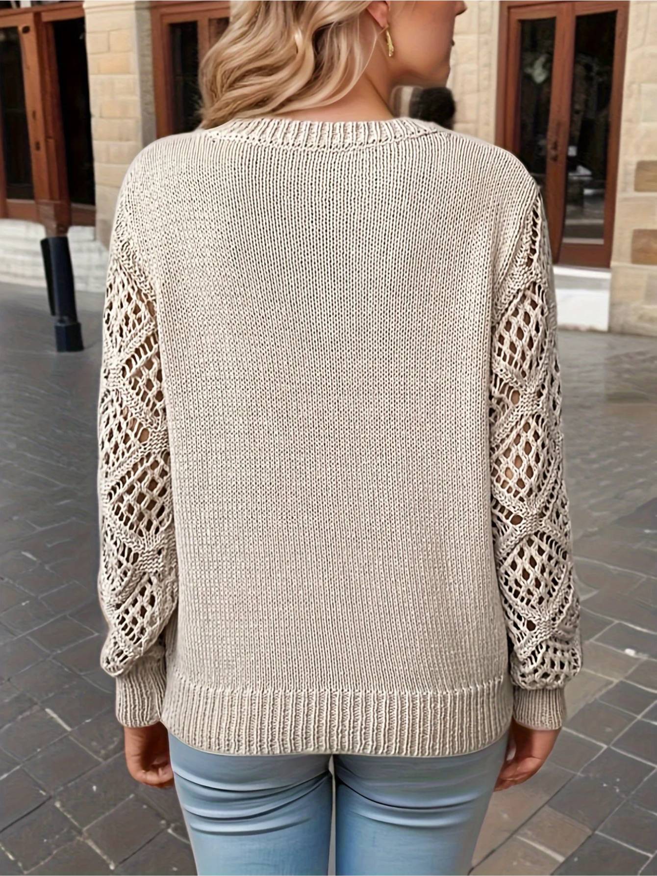 Danny Pull Woman – Light, Crocheted Sleeves and V-Neck for an Elegant Look