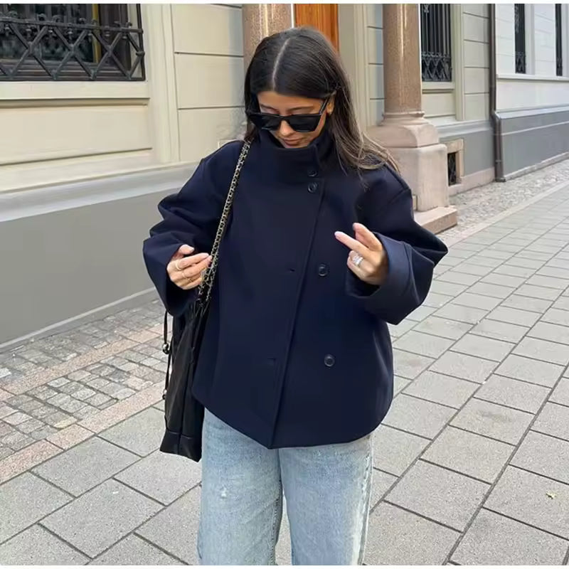 Sheena Cabon Court Woman – Warm and Modern Winter Jacket with High Collar & Minimalist Design