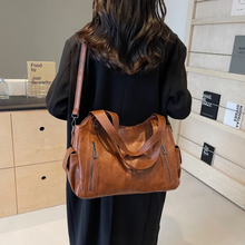 Ellie Shoulder Bag Woman – Trendy and Practical with Large Space and Chic Design