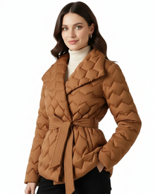 Ariane Short Quilted Jacket for Women – Chic Puffer Coat with Belt & Elegant 3D Pattern