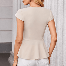 Jaz Blouse Femme Élégante – V-neck, Cap Sleeves, Structured Fit & Flounced Hem
