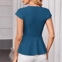 Jaz Blouse Femme Élégante – V-neck, Cap Sleeves, Structured Fit & Flounced Hem