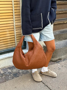 Noa Woven Handbag Woman – Elegant Design in Vegan Leather with Large Space and Zipper Closure