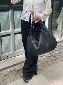 Noa Woven Handbag Woman – Elegant Design in Vegan Leather with Large Space and Zipper Closure