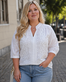 Tamélie Curvy Plus Size Women's Blouse – Elegant V-Neck Top with Puff Sleeves and Lace Patchwork