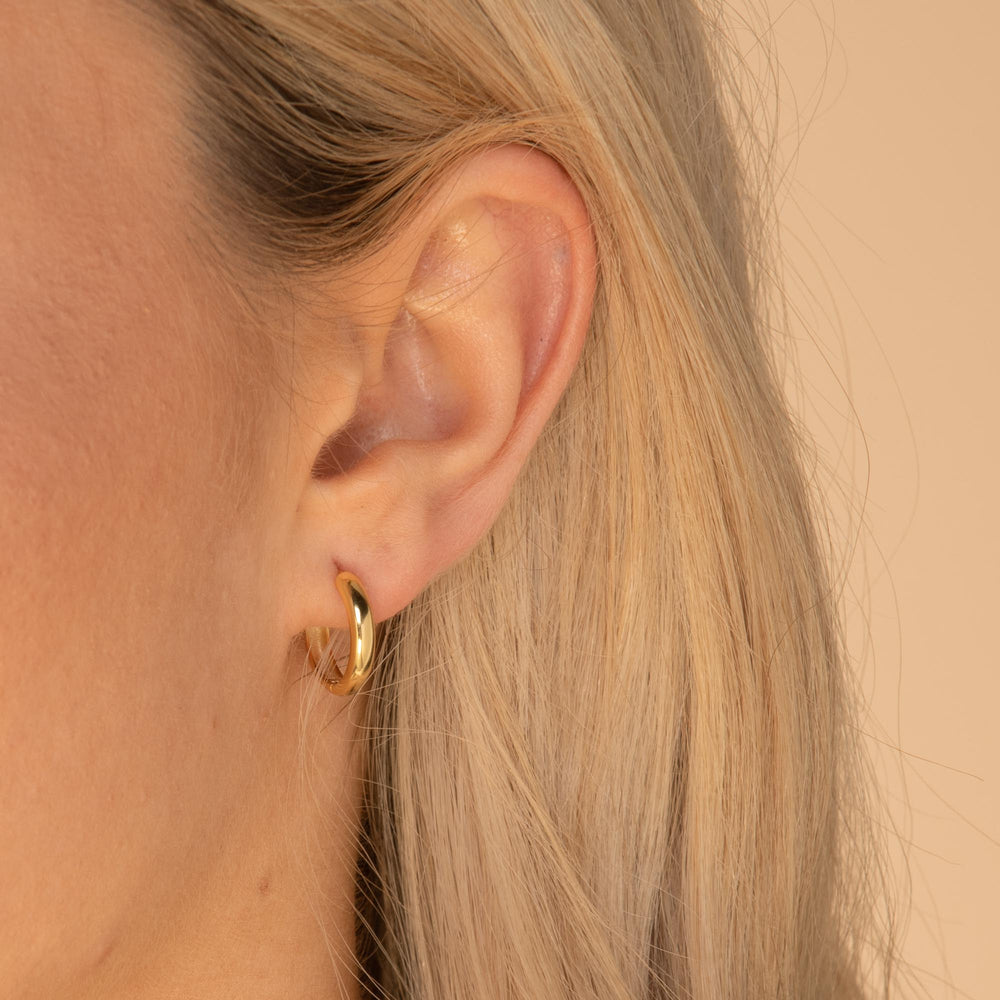 Basic Medium Huggie Hoop Earrings