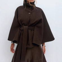 Charlotte Manteau Cape Femme – High Collar & Adjustable Belt for Elegance and Winter Warmth