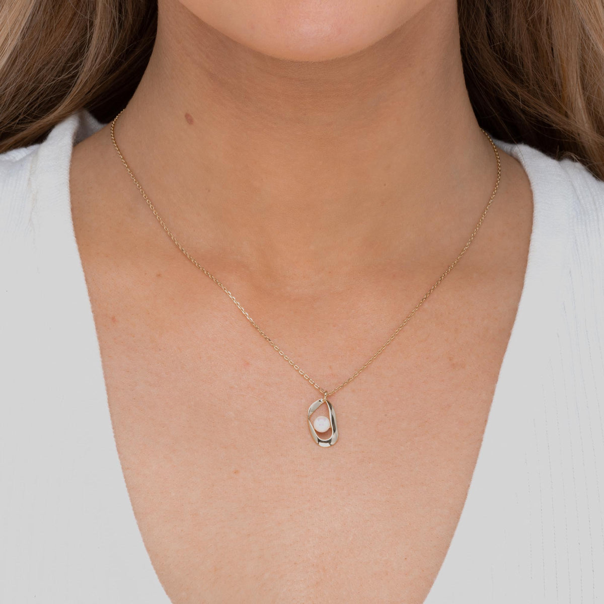 Floating Circular Pearl Necklace